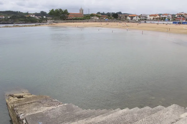 Luanco Spanien Panoramautsikt Över Stranden Luanco Med Badare Den Juli — Stockfoto