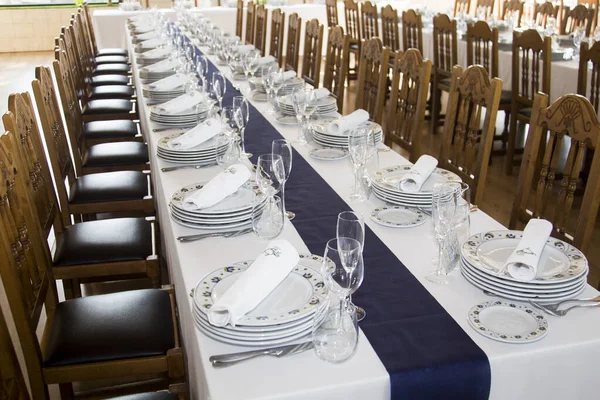 Tafel Met Tafelkleed Bestek Voor Het Eten Van Gasten Een — Stockfoto