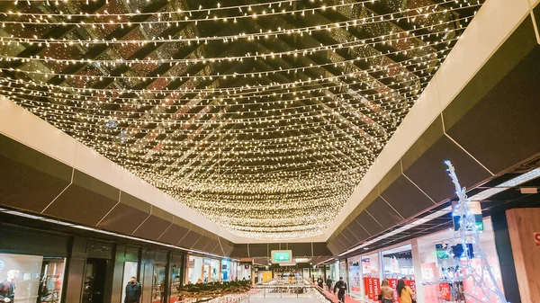 スペイン スペイン クリスマスは2020年12月23日にショッピングセンターの屋根の上のライトを導いた — ストック写真