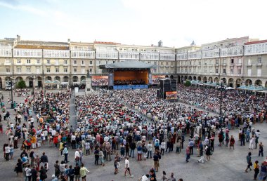 Coruna, İspanya. Seyirciler, 17 Ağustos 2019 'da Plaza de Maria Pita' da düzenlenen Galiçya Senfoni Orkestrası 'nın konserini izliyor, oturuyordu ve ayakta duruyordu.