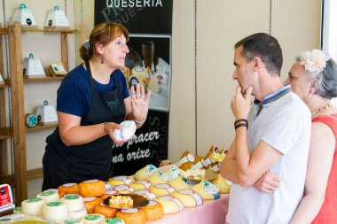 Coruna-İspanya. 17 Ağustos 2019 'da yapılan özel bir fuarda geleneksel olarak üretilen peynirden örnekler sunuyor.