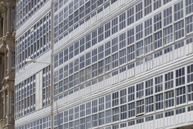 Bir Coruna-İspanya. A Coruna 'daki Marina Bulvarı' nda tipik beyaz boyanmış ahşap galeriler.