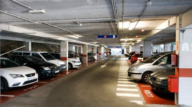 Bir Coruna-İspanya. 12 Şubat 2021 'de aküle park edilmiş arabalarla kaplı bir park yeri.