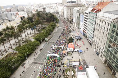 Coruna-İspanya. 26 Şubat 2017 'de bir maratonun Obelisk of A Coruna maratonundan farklı renkte birçok katılımcıyla başlamanın havadan görüntüsü