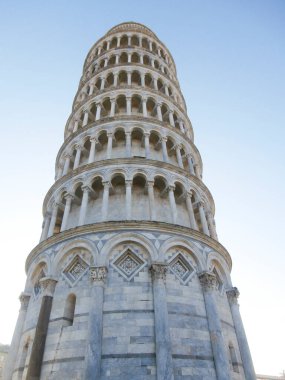 Pisa, İtalya. 20 Aralık 2014 'te gün batımı ışığı ve mavi gökyüzü olan Eğik Pisa Kulesi