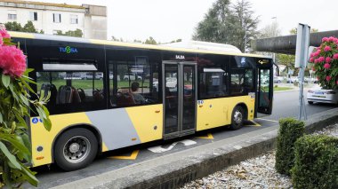 Santiago de Compostela-İspanya. Şehir otobüsü 31 Mart 2021 'de otobüs durağında durdu.