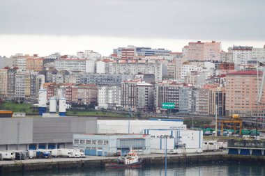 Coruna-İspanya. 18 Şubat 2018 'de A Coruna Limanı' nın arka planında şehrin binalarının olduğu hava manzarası.