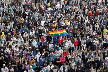 CORUNA, İspanya - 5 Temmuz 2021: Bir Coruna 'da Samuel Luiz' in homofobik öldürülmesini protesto eden katılımcılar, protestocular, Samuel Luiz 'in öldürülmesine karşı bir pankartıyla.