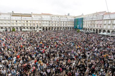 CORUNA, İspanya - 5 Temmuz 2021: Bir Coruna 'da Samuel Luiz' in homofobik öldürülmesini protesto eden katılımcılar, protestocular, Samuel Luiz 'in öldürülmesine karşı bir pankartıyla.