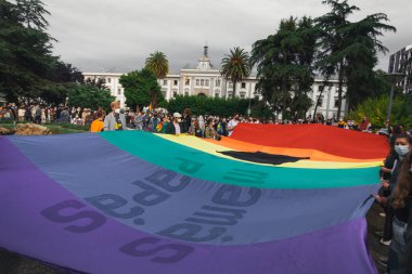 CORUNA, SPAIN - 11 Temmuz 2021: Bir Coruna 'da Samuel Luiz' in homofobik olarak öldürülmesini protesto eden katılımcılar, protestocular, Samuel Luiz 'in öldürülmesine karşı bir pankartıyla.