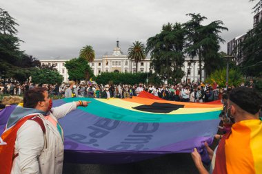 CORUNA, SPAIN - 11 Temmuz 2021: Bir Coruna 'da Samuel Luiz' in homofobik olarak öldürülmesini protesto eden katılımcılar, protestocular, Samuel Luiz 'in öldürülmesine karşı bir pankartıyla.