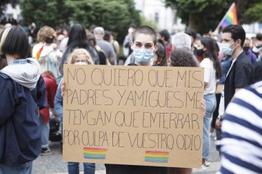 CORUNA, SPAIN - 11 Temmuz 2021: Bir Coruna 'da Samuel Luiz' in homofobik olarak öldürülmesini protesto eden katılımcılar, protestocular, Samuel Luiz 'in öldürülmesine karşı bir pankartıyla.
