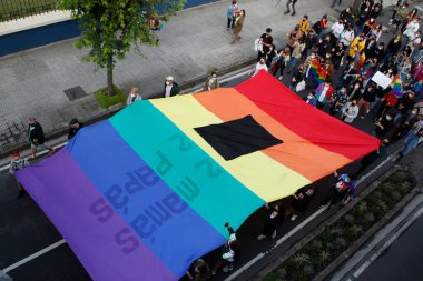 CORUNA, SPAIN - 11 Temmuz 2021: Bir Coruna 'da Samuel Luiz' in homofobik olarak öldürülmesini protesto eden katılımcılar, protestocular, Samuel Luiz 'in öldürülmesine karşı bir pankartıyla.
