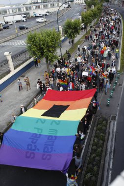CORUNA, SPAIN - 11 Temmuz 2021: Bir Coruna 'da Samuel Luiz' in homofobik olarak öldürülmesini protesto eden katılımcılar, protestocular, Samuel Luiz 'in öldürülmesine karşı bir pankartıyla.