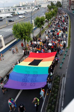 CORUNA, SPAIN - 11 Temmuz 2021: Bir Coruna 'da Samuel Luiz' in homofobik olarak öldürülmesini protesto eden katılımcılar, protestocular, Samuel Luiz 'in öldürülmesine karşı bir pankartıyla.