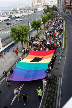 CORUNA, SPAIN - 11 Temmuz 2021: Bir Coruna 'da Samuel Luiz' in homofobik olarak öldürülmesini protesto eden katılımcılar, protestocular, Samuel Luiz 'in öldürülmesine karşı bir pankartıyla.
