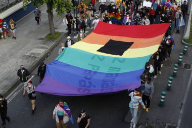 CORUNA, SPAIN - 11 Temmuz 2021: Bir Coruna 'da Samuel Luiz' in homofobik olarak öldürülmesini protesto eden katılımcılar, protestocular, Samuel Luiz 'in öldürülmesine karşı bir pankartıyla.