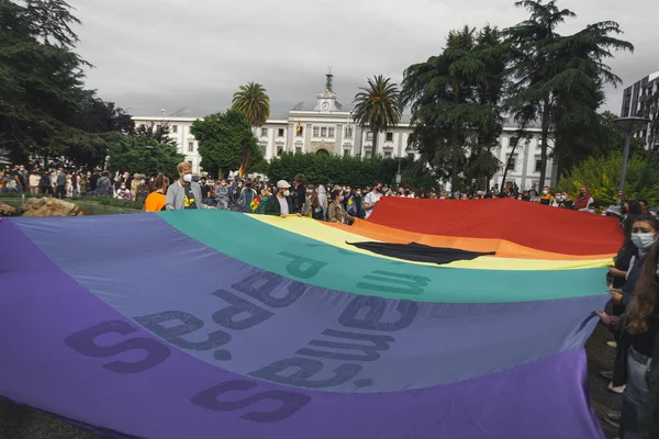 CORUNA, SPAIN - 11 Temmuz 2021: Bir Coruna 'da Samuel Luiz' in homofobik olarak öldürülmesini protesto eden katılımcılar, protestocular, Samuel Luiz 'in öldürülmesine karşı bir pankartıyla.