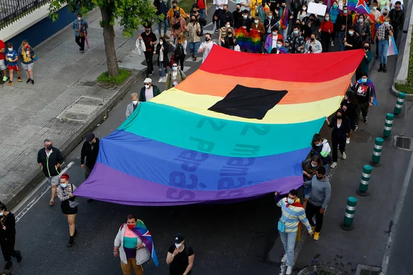 CORUNA, SPAIN - 11 Temmuz 2021: Bir Coruna 'da Samuel Luiz' in homofobik olarak öldürülmesini protesto eden katılımcılar, protestocular, Samuel Luiz 'in öldürülmesine karşı bir pankartıyla.
