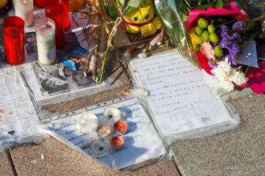 Coruna-İspanya. Dostlar, 9 Temmuz 2021 'de A Coruna' da, 3 Temmuz Cumartesi gecesi, 24 yaşındaki Samuel Luiz 'in bir grup insan tarafından dövülmesi sonucu öldürülmesi anısına mihrapta toplandı.