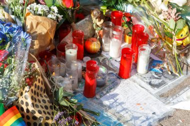 Coruna-İspanya. Dostlar, 9 Temmuz 2021 'de A Coruna' da, 3 Temmuz Cumartesi gecesi, 24 yaşındaki Samuel Luiz 'in bir grup insan tarafından dövülmesi sonucu öldürülmesi anısına mihrapta toplandı.