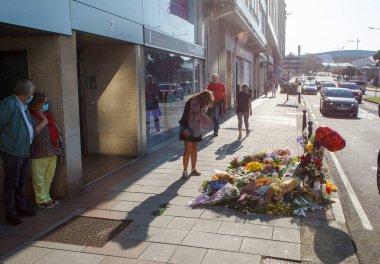 Coruna-İspanya. Dostlar, 9 Temmuz 2021 'de A Coruna' da, 3 Temmuz Cumartesi gecesi, 24 yaşındaki Samuel Luiz 'in bir grup insan tarafından dövülmesi sonucu öldürülmesi anısına mihrapta toplandı.