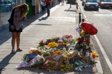 Coruna-İspanya. Dostlar, 9 Temmuz 2021 'de A Coruna' da, 3 Temmuz Cumartesi gecesi, 24 yaşındaki Samuel Luiz 'in bir grup insan tarafından dövülmesi sonucu öldürülmesi anısına mihrapta toplandı.