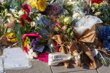 Coruna-İspanya. Dostlar, 9 Temmuz 2021 'de A Coruna' da, 3 Temmuz Cumartesi gecesi, 24 yaşındaki Samuel Luiz 'in bir grup insan tarafından dövülmesi sonucu öldürülmesi anısına mihrapta toplandı.