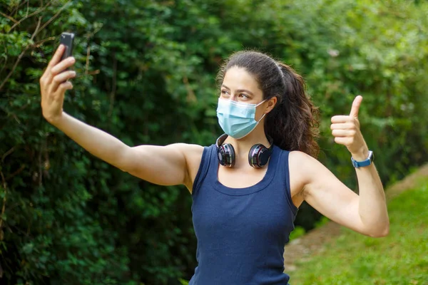 Ung Kaukasisk Kvinna Klädd Mask Med Telefon Som Tar Selfie — Stockfoto