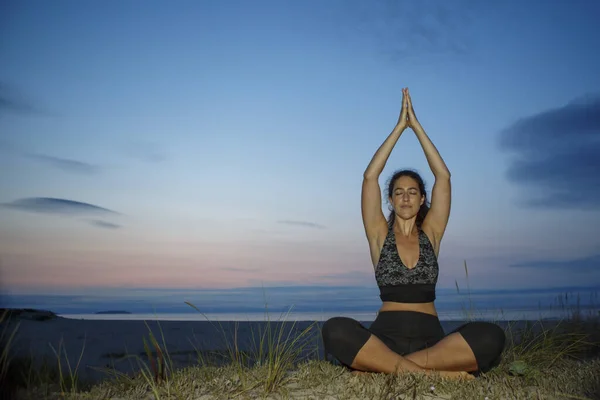 Silhuett Ung Kvinna Som Utövar Yoga Lotusposition Och Mediterar Stranden — Stockfoto