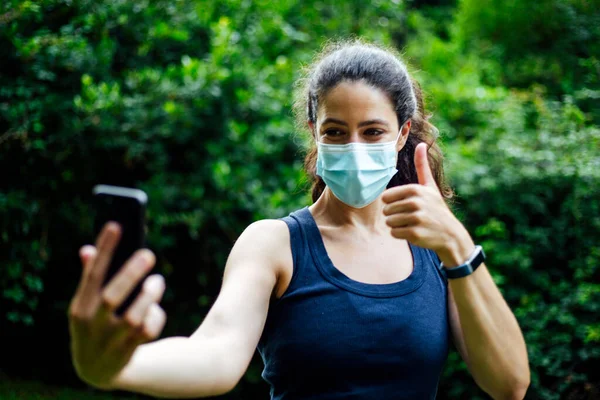 Seorang Wanita Muda Kaukasia Mengenakan Topeng Dengan Ponsel Mengambil Selfie — Stok Foto