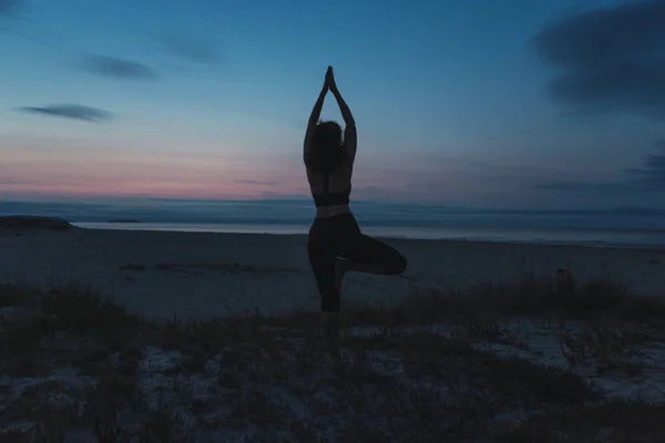 Ung Kvinna Utövar Yoga Och Mediterar Stranden Vid Solnedgången — Stockfoto