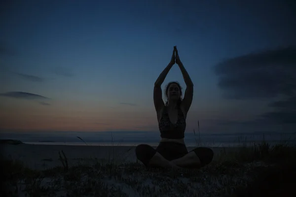 Joven Practicando Yoga Meditando Playa Atardecer — Foto de Stock