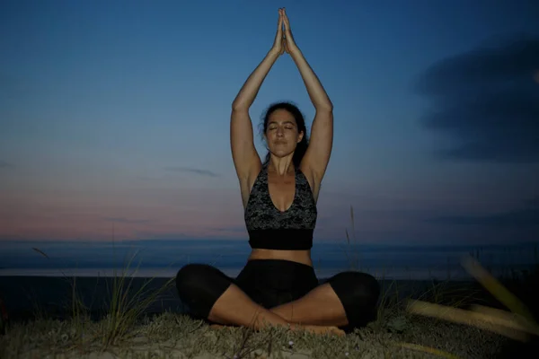 Ung Kvinna Utövar Yoga Och Mediterar Stranden Vid Solnedgången — Stockfoto