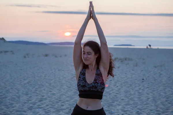 Närbild Ung Kvinna Utövar Yoga Och Mediterar Stranden — Stockfoto