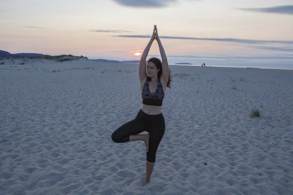 Ung Kvinna Utövar Yoga Och Mediterar Stranden — Stockfoto