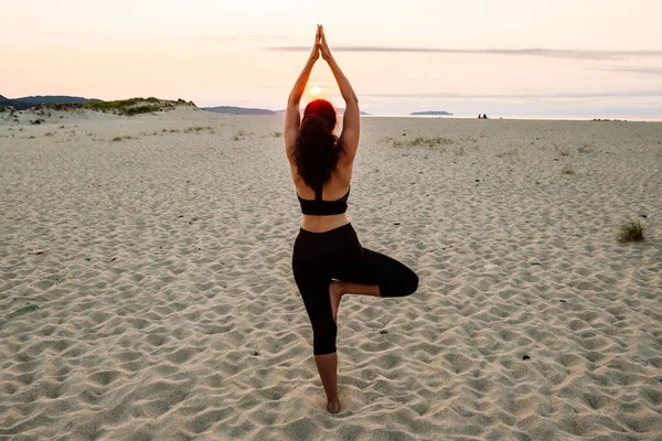 Joven Practicando Yoga Meditando Playa — Foto de Stock