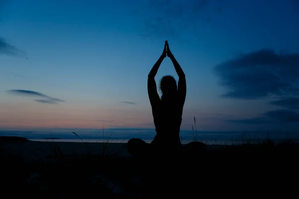 Silhuett Ung Kvinna Som Utövar Yoga Lotusposition Och Mediterar Stranden — Stockfoto