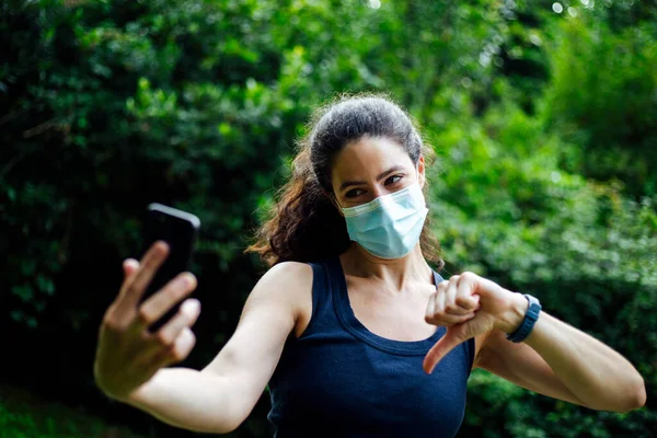 Seorang Wanita Muda Kaukasia Mengenakan Topeng Dengan Headphone Dan Ponsel — Stok Foto