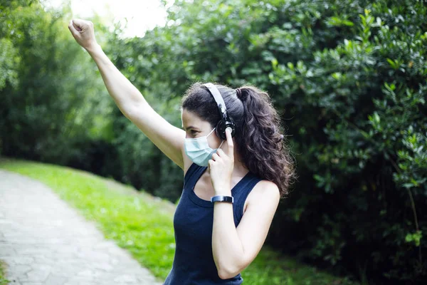 Glad Tjej Med Mask Lyssna Musik Hörlurar Passa Din Kropp — Stockfoto