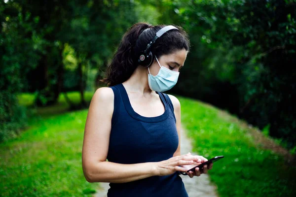 Glad Tjej Med Mask Lyssna Musik Hörlurar Passa Din Kropp — Stockfoto