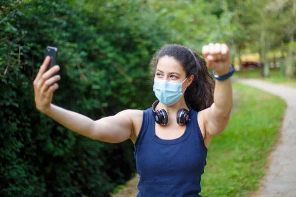 Ung Kaukasisk Kvinna Bär Mask Med Hörlurar Och Smartphones Tar — Stockfoto