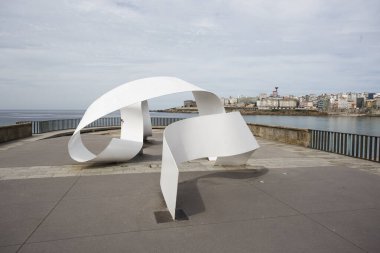 A Coruna, İspanya, 12 Eylül 2021: A Coruna 'daki Orzan plajında ölen polislerin anıtı; 27 Ocak 2011' de boğulan birini kurtarmaya çalışırken ölen kahramanlar