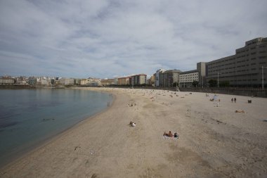 İspanya 'nın Galiçya bölgesindeki La Coruna şehri ve Orzan plajının panoramik manzarası, 12 Eylül 2021