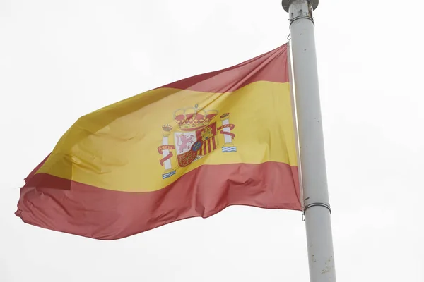 Испанский Флаг Шесте Волнистый Ветру — стоковое фото