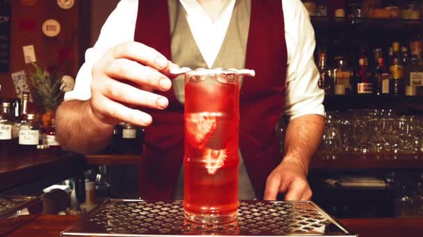 Bartender Menempatkan Sepotong Karamel Dalam Koktail Dengan Strawberry Bar Koktail — Stok Video