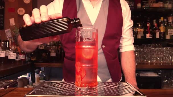 Barman Turnând Sifon Într Cocktail Căpșuni Într Cocktail Bar — Videoclip de stoc