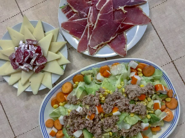 Gerechten Met Ham Kaas Fuet Diverse Salade — Stockfoto