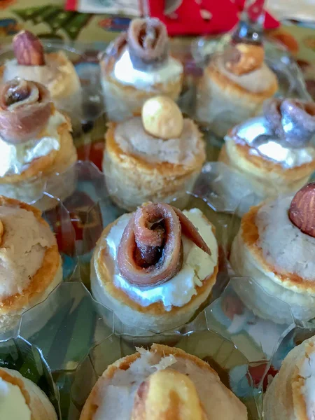 çeşitli malzemelerle yapılmış puf böreği aperatifleri