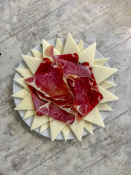 Jamón Queso Contados Rodajas Presentados Una Parcela Cerámica — Foto de Stock